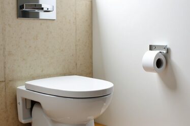 Astuces Ingénieuses pour Sublimer la Décoration de Vos WC dans un Petit Espace